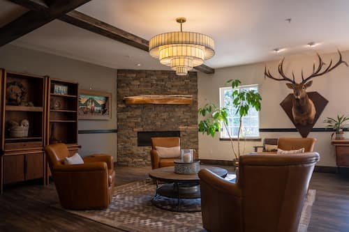 Lobby lounge