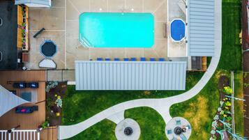 Una piscina al aire libre de temporada