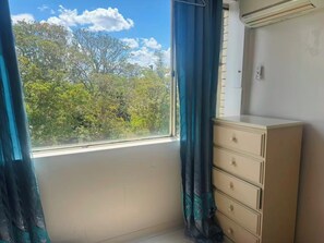Individually furnished, desk, iron/ironing board, WiFi - El Lago Waters Motel (The Entrance)