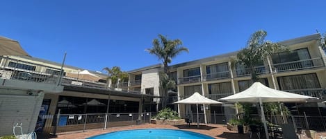 Una piscina al aire libre de temporada