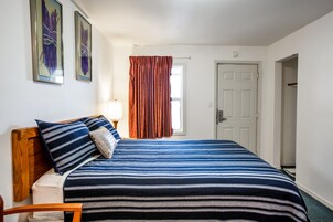 Quarto solteiro, 1 cama Queen, para não fumantes | Individualmente decorados, escrivaninha