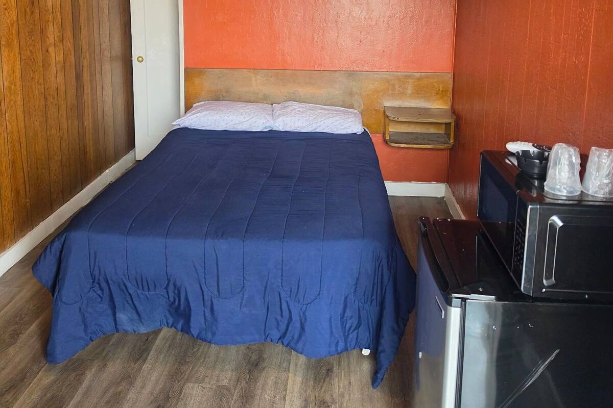 Einzelzimmer, 1 Doppelbett, Raucher | Schreibtisch, laptopgeeigneter Arbeitsplatz, kostenloses WLAN