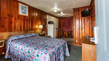 Single Room, 1 Double Bed, Smoking | Individually decorated, desk, laptop workspace, free WiFi