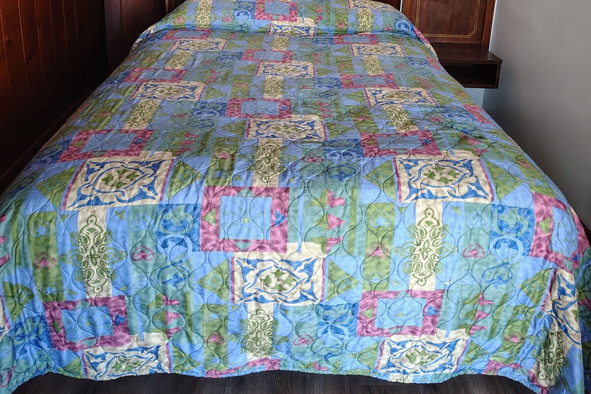 Single Room, Smoking | Laptop workspace, WiFi (free), individually decorated, bed sheets