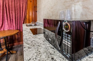 Decoración personalizada, escritorio y espacio para trabajar con laptop 