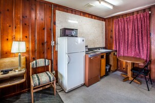 Quarto solteiro, 1 cama de casal, para fumantes | Individualmente decorados, escrivaninha