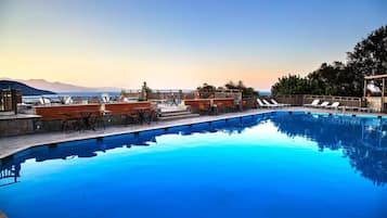 Outdoor pool, pool umbrellas, sun loungers