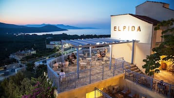 2 restaurants, breakfast, lunch, dinner served; international cuisine