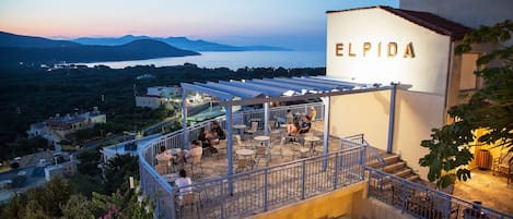 2 ravintolaa, joissa tarjoillaan aamiainen; kansainvälinen keittiö