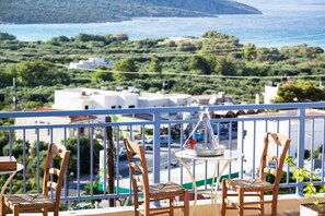 Här finns 2 restauranger som serverar frukost.