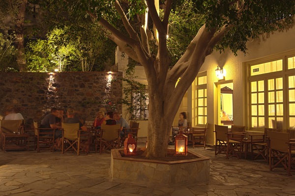 2 bars/lounges, lobby lounge