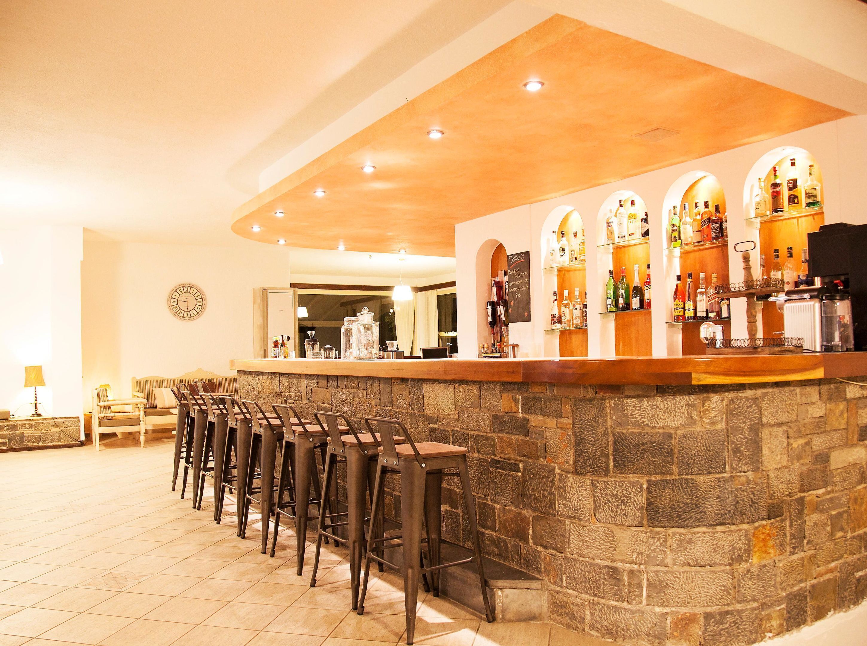 2 bares, salón en el lobby