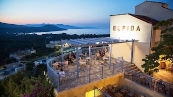 2 restaurants; breakfast, lunch, and dinner served