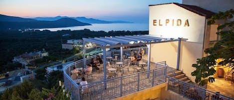 2 か所のレストラン : 朝食、ランチ、ディナーに営業