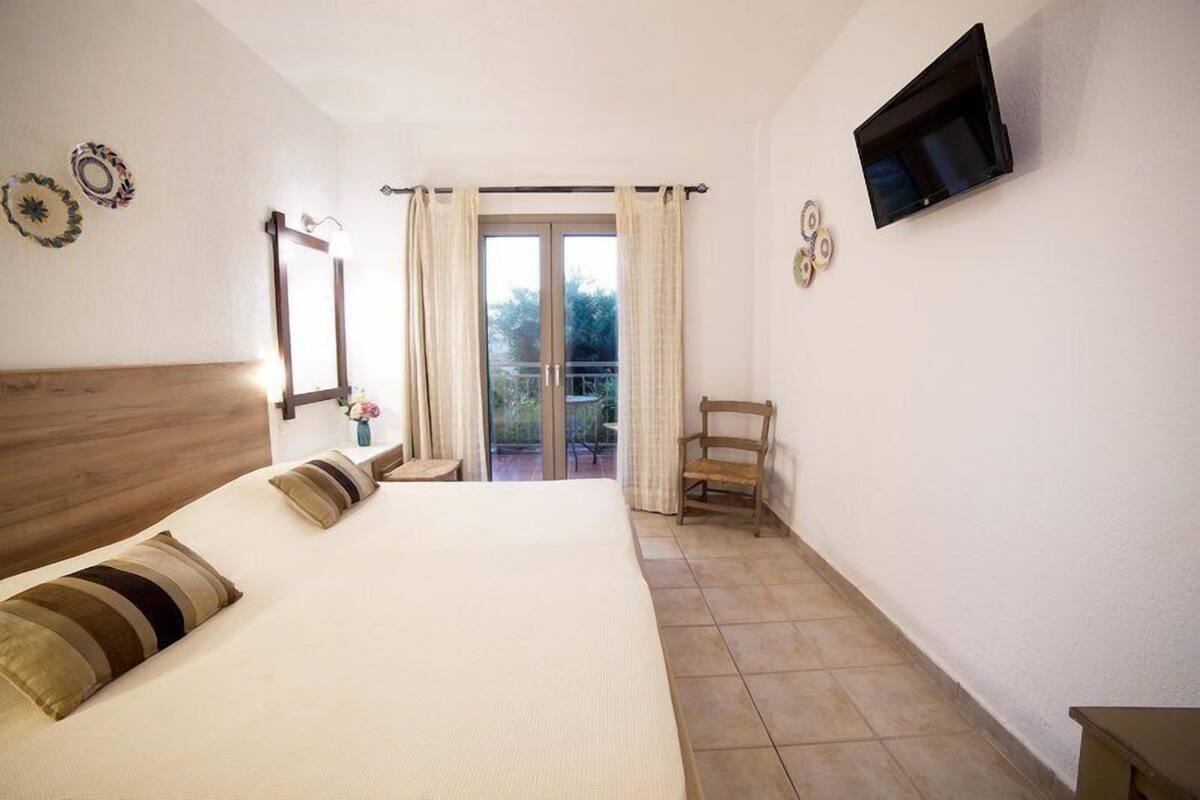 Double Room | In-room safe, blackout drapes, bed sheets