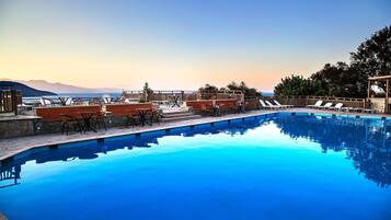 Outdoor pool, pool umbrellas, sun loungers