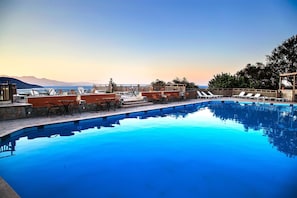 Outdoor pool, pool umbrellas, sun loungers - Elpida Village (Agios Nikolaos)