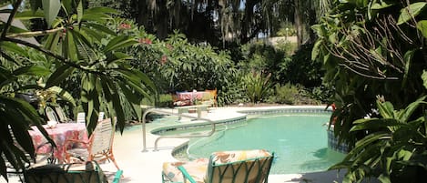 Una piscina al aire libre, tumbonas