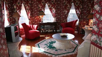 Luxury Studio Suite, Multiple Beds, Fireplace, Lake View Not Pet Friendly (Queen Victoria) | Living room | 32-inch flat-screen TV with cable channels, TV