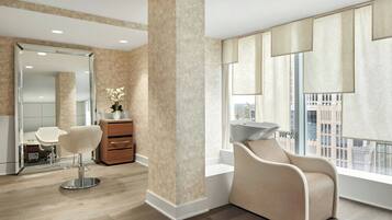 Un sauna, una bañera de hidromasaje, tratamientos corporales