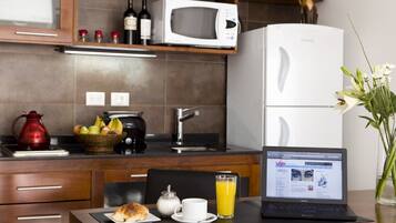 Refrigerador con freezer, microondas, placa de cocina