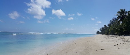 Una playa cerca, arena blanca, toallas de playa