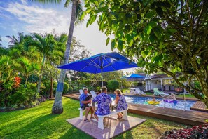 Una piscina al aire libre (de 08:00 a 22:00), sombrillas, tumbonas