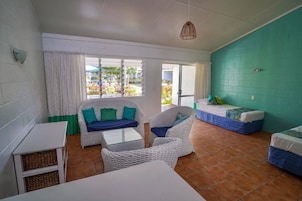 Decoración personalizada, muebles diferentes y escritorio