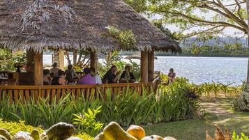 供應早餐、午餐、晚餐;海灘景
