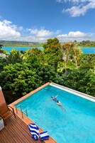 3 piscinas al aire libre, sombrillas, sillones reclinables de piscina