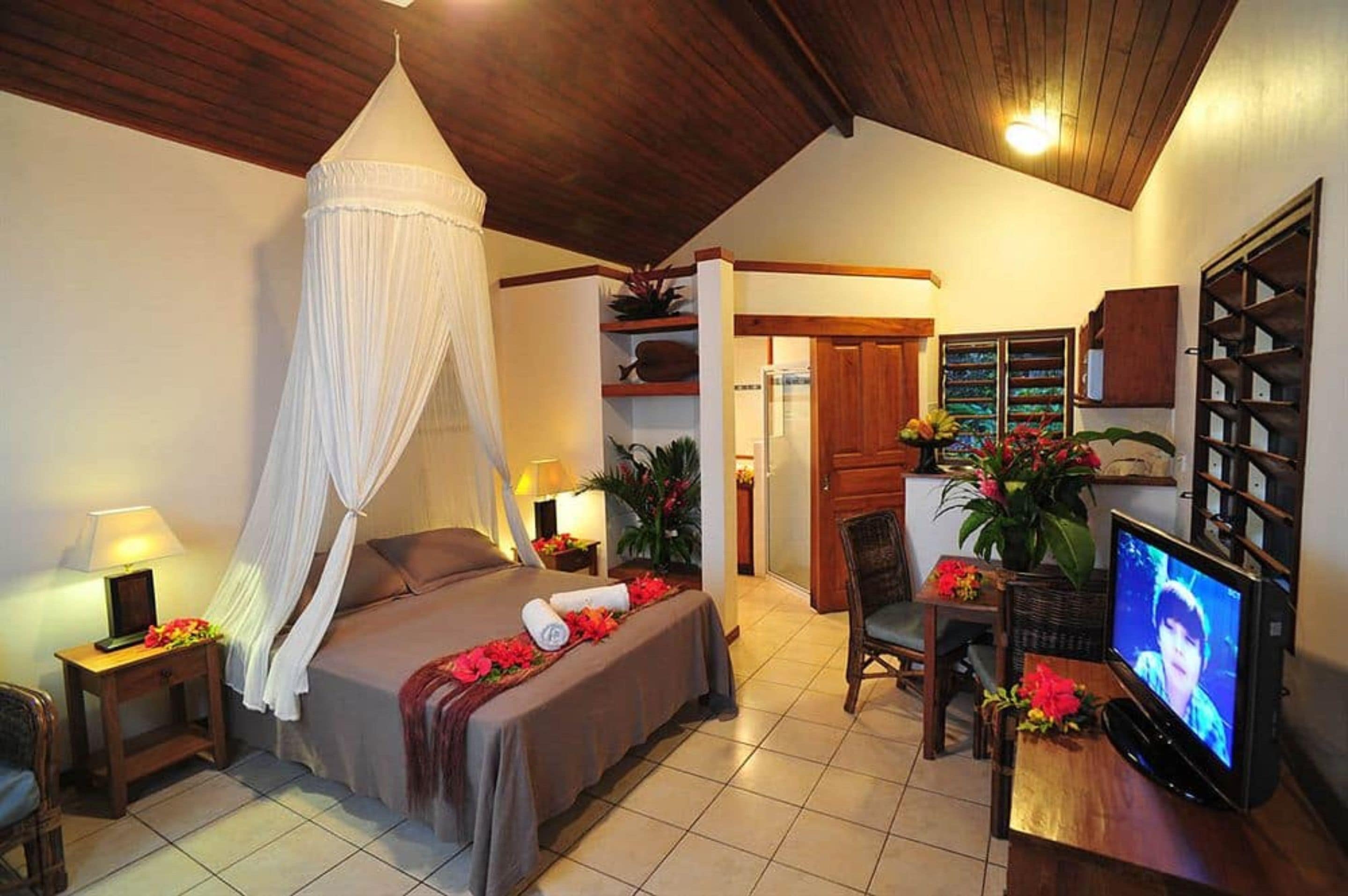 bungalow, jetted tub, beachfront | individually furnished, blackout curtains, iron/ironing board