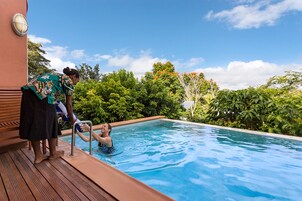 3 piscinas al aire libre, sombrillas, sillones reclinables de piscina