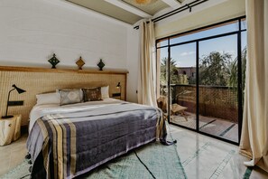 Sengetøy av topp kvalitet, minibar og safe på rommet