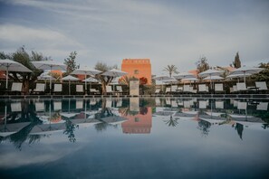 حمام سباحة