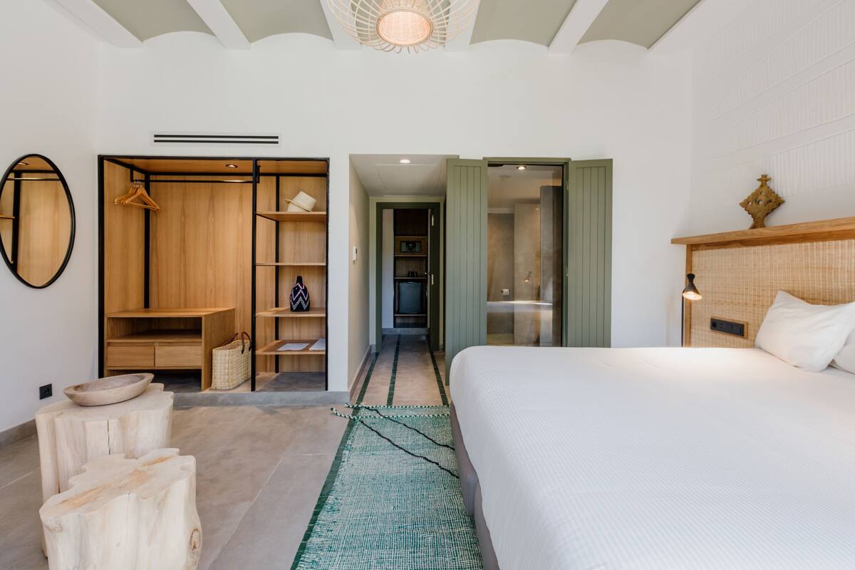 Premium bedding, minibar, in-room safe, laptop workspace