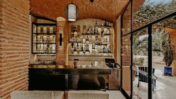 2 Bars/Lounges, Poolbar