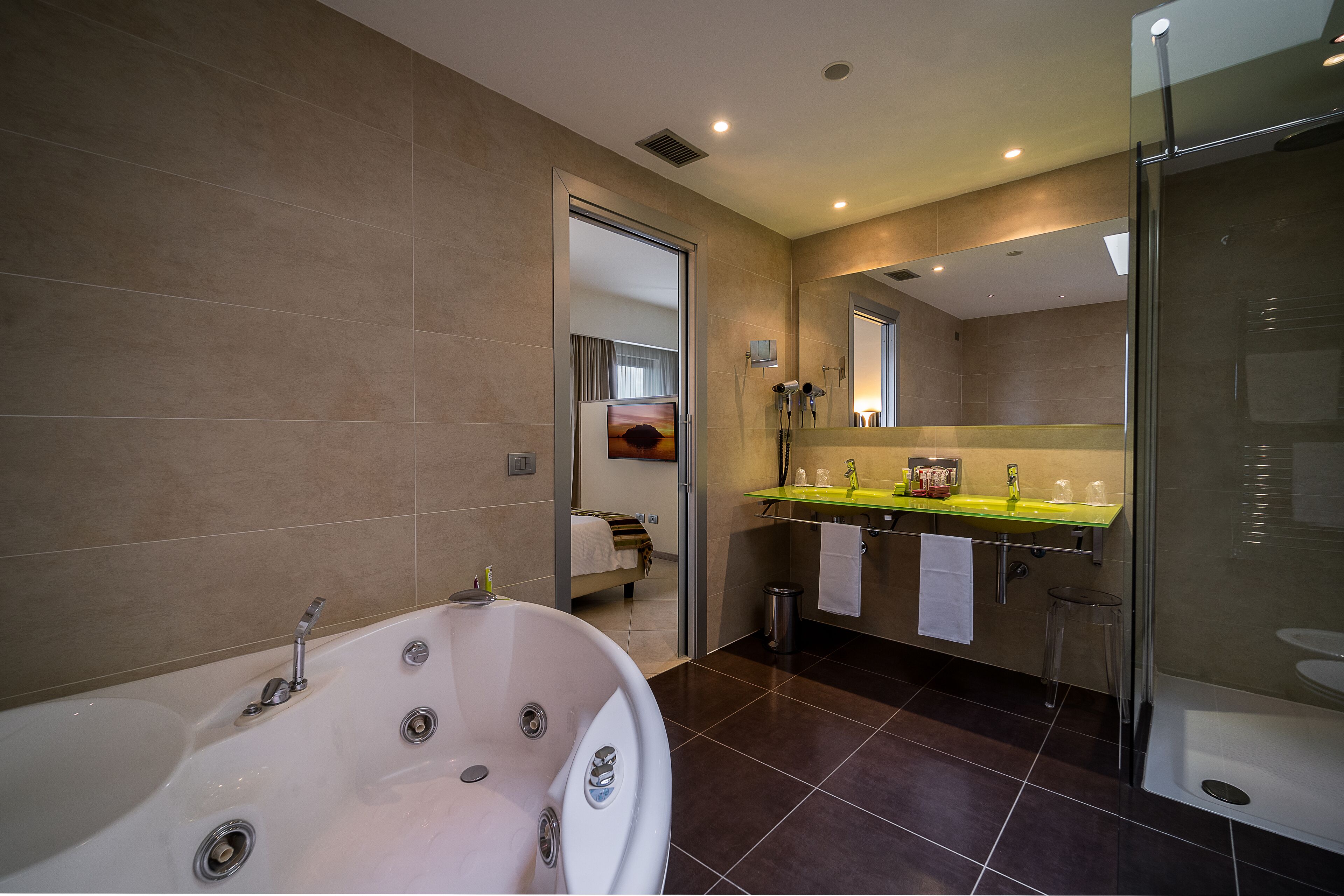 suite | bathroom | free toiletries, hair dryer, towels