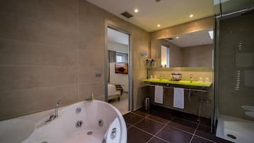 Een moderne badkamer met een groot bad, een douchecabine van glas en een wastafel met spiegel.