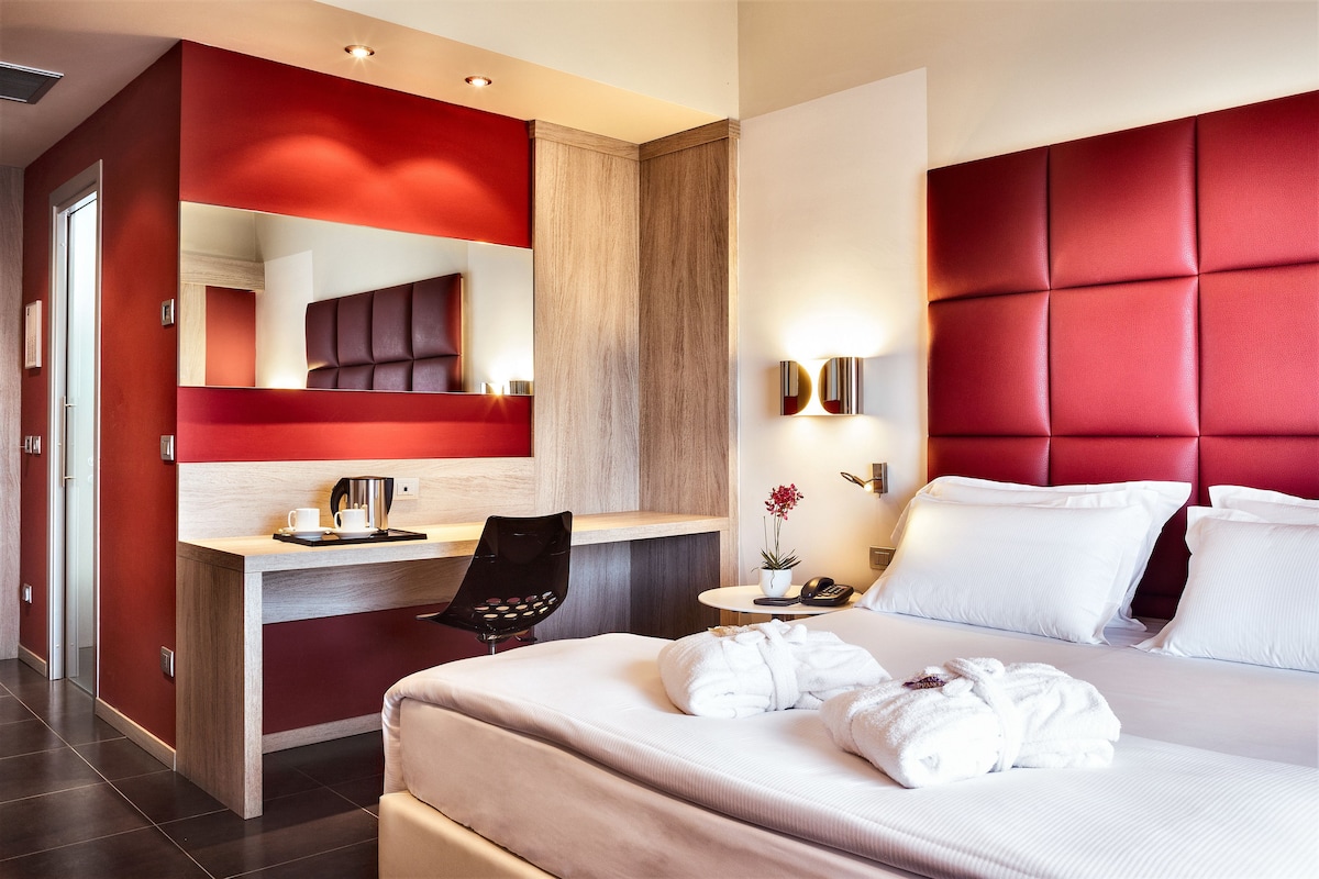 Ropa de cama de alta calidad, edredones de plumas, minibar y caja fuerte