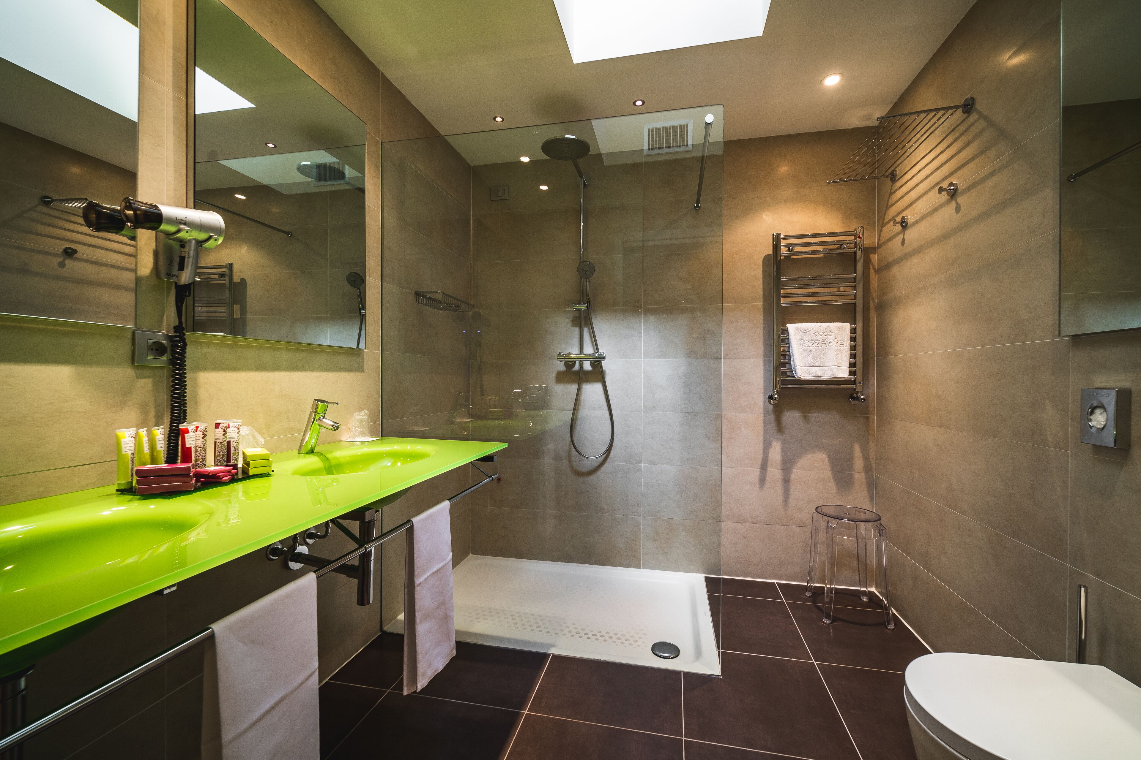 junior suite | bathroom | free toiletries, hair dryer, towels
