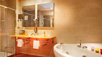 Un bagno moderno con cabina doccia in vetro, mobile lavabo doppio e vasca da bagno indipendente.