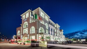 Un hotel de varios pisos con un diseño arquitectónico moderno, que cuenta con balcones y grandes ventanales.