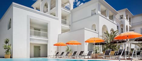 Seasonal outdoor pool, pool umbrellas, sun loungers