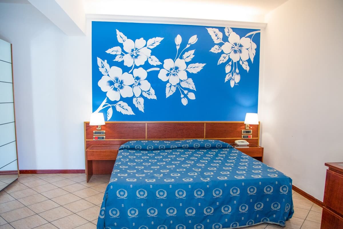 Quarto casal ou duplo | Frigobar, cofres nos quartos, escrivaninha, quartos à prova de som