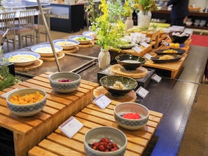 Daily buffet breakfast (JPY 2500 per person)