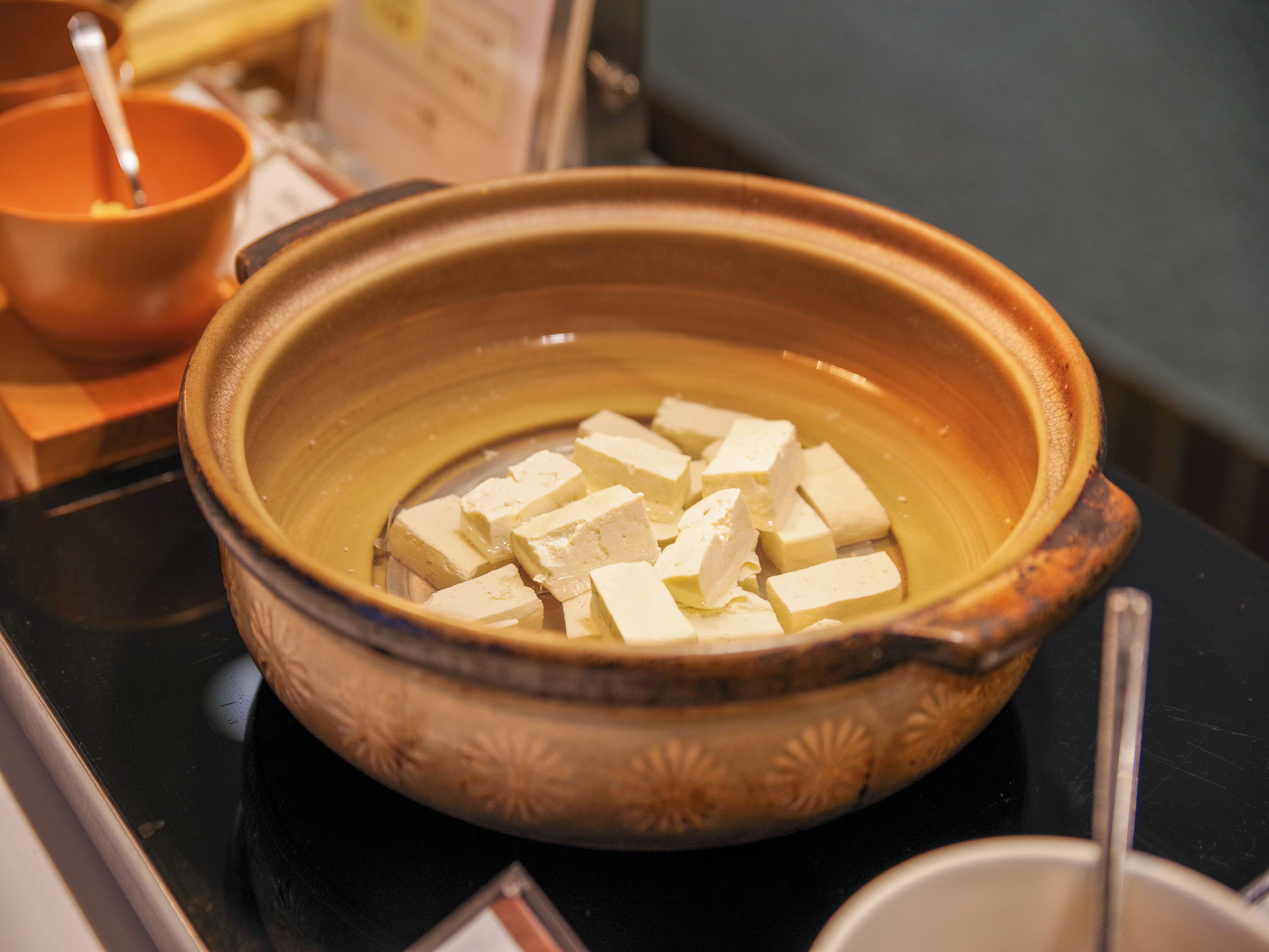 Un tazón de tofu en agua sobre una mesa.