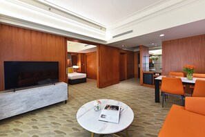 Caja de seguridad en la habitación y escritorio 