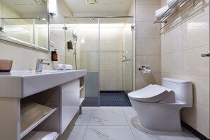 Shower, hair dryer, towels, shampoo - Fullon Poshtel Linkou  (Taoyuan City)