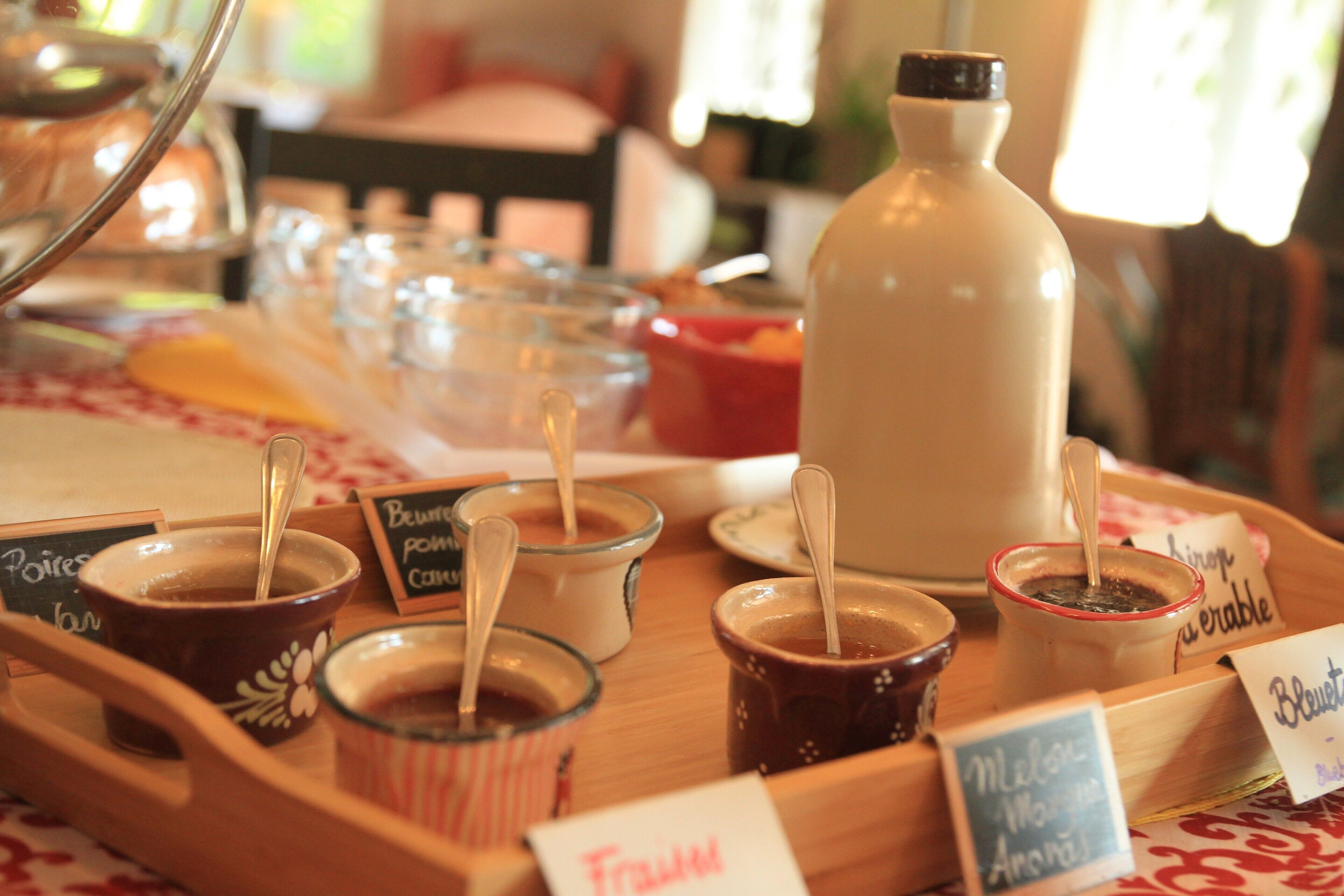 Een ontbijtbuffet met diverse etenswaren en drankjes.