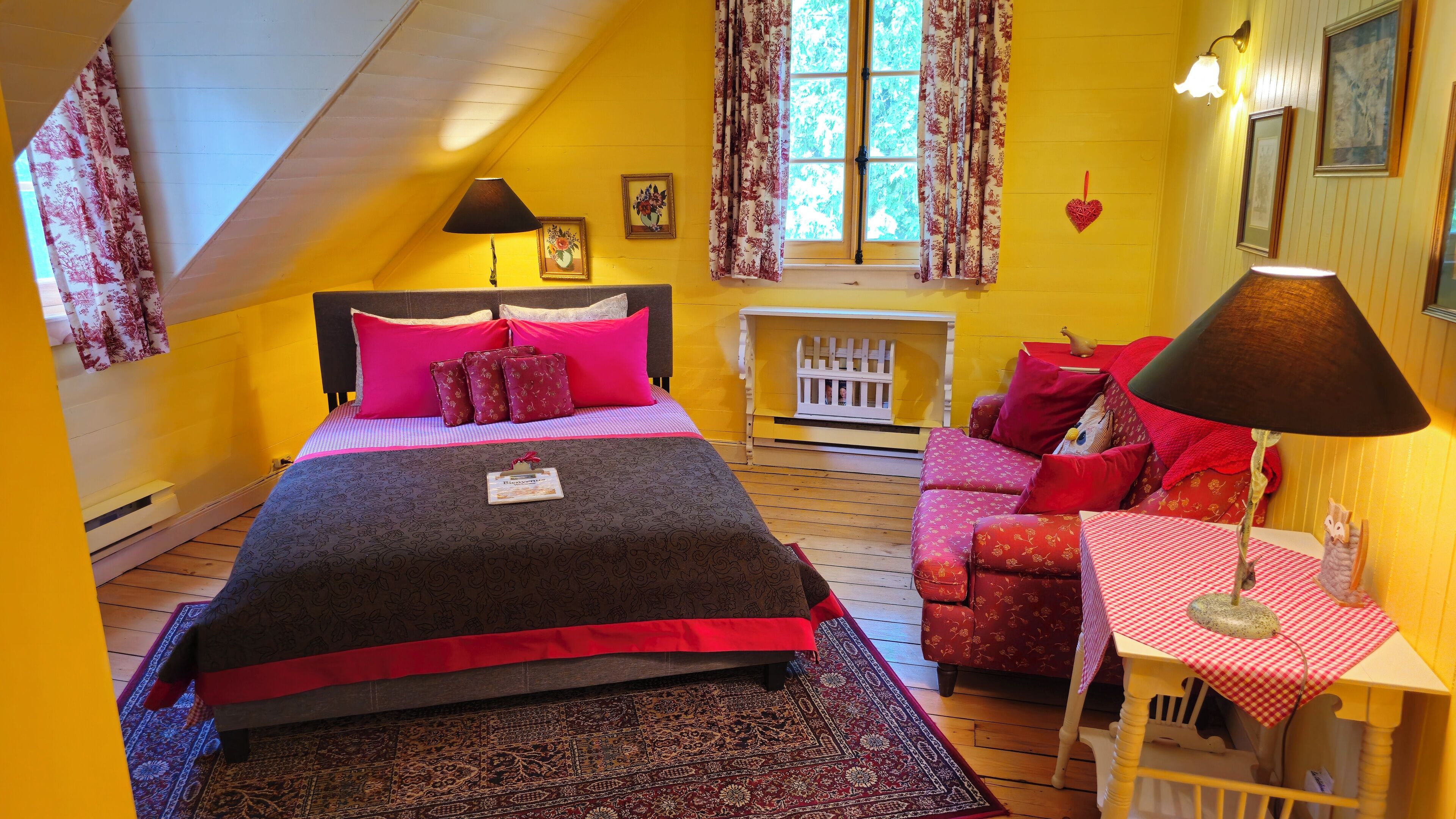 Chenonceau - Standard Room, 1 Double Bed, Private Bathroom | Free WiFi, bed sheets